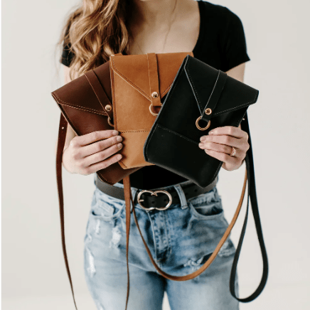 Postal crossbody handbag, stylish and functional with an adjustable strap, ideal for daily use and hands-free convenience.