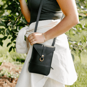 Postal crossbody handbag, stylish and functional with an adjustable strap, ideal for daily use and hands-free convenience. Black