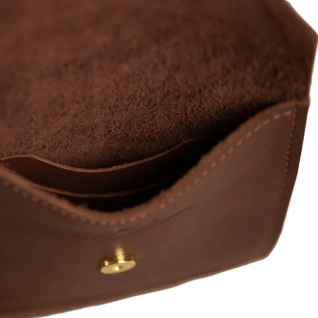 Postal crossbody handbag, stylish and functional with an adjustable strap, ideal for daily use and hands-free convenience. 